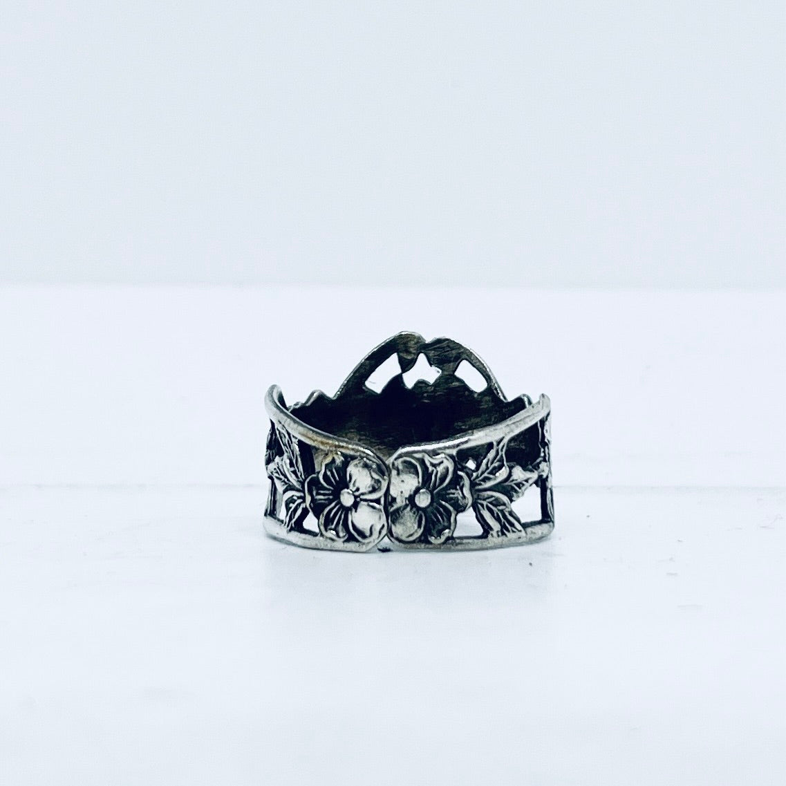 Anello Artigianale FIORE TONDO Mod. SPILLA Realizzato con Antica spilla in Argento (Prima Metà del ’900)