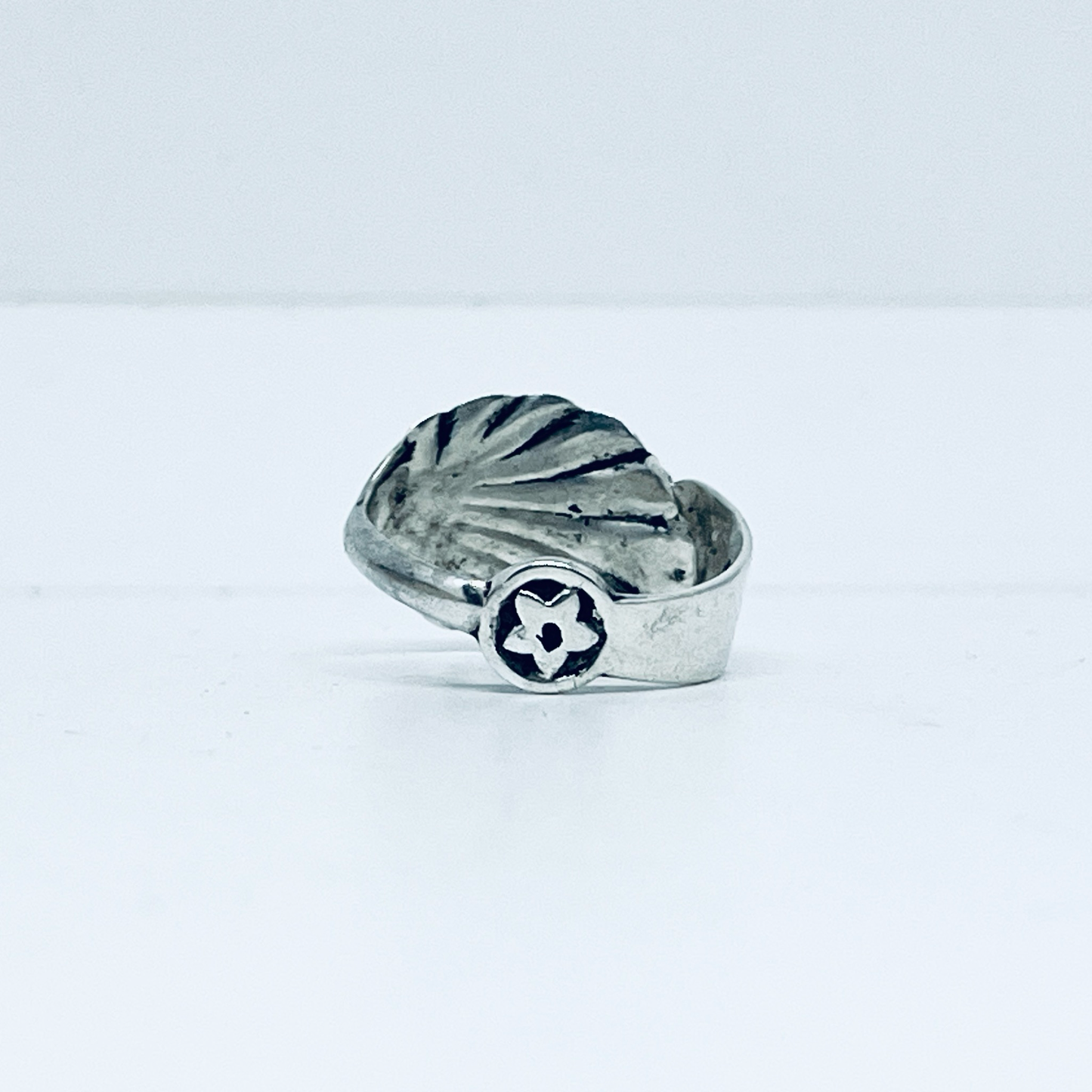 Anello Artigianale SALE STELLA CHE e CONCHIGLIA Mod. INTERO Realizzato con intero Antico Cucchiaino in Argento (Prima Metà del ’900)