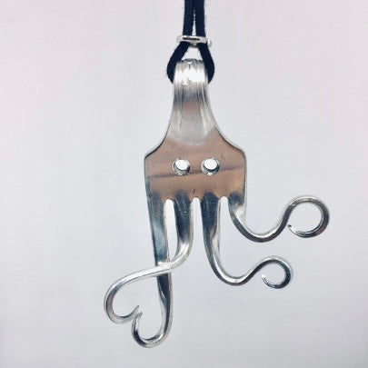 Pendente Artigianale Mod. POLPO INNAMORATO Realizzato con Antica Posata in Argento (Prima Metà del ’900)