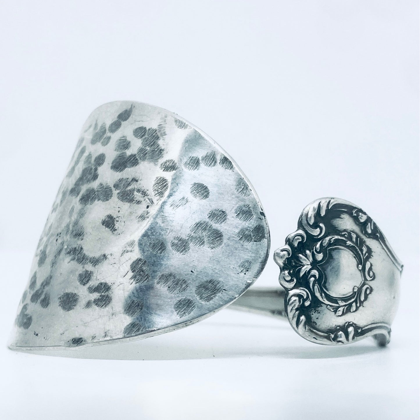 Bracciale Artigianale MARTELLATO Mod. CUCCHIAIO Realizzato con Antica posata in Argento (Prima Metà del ’900)