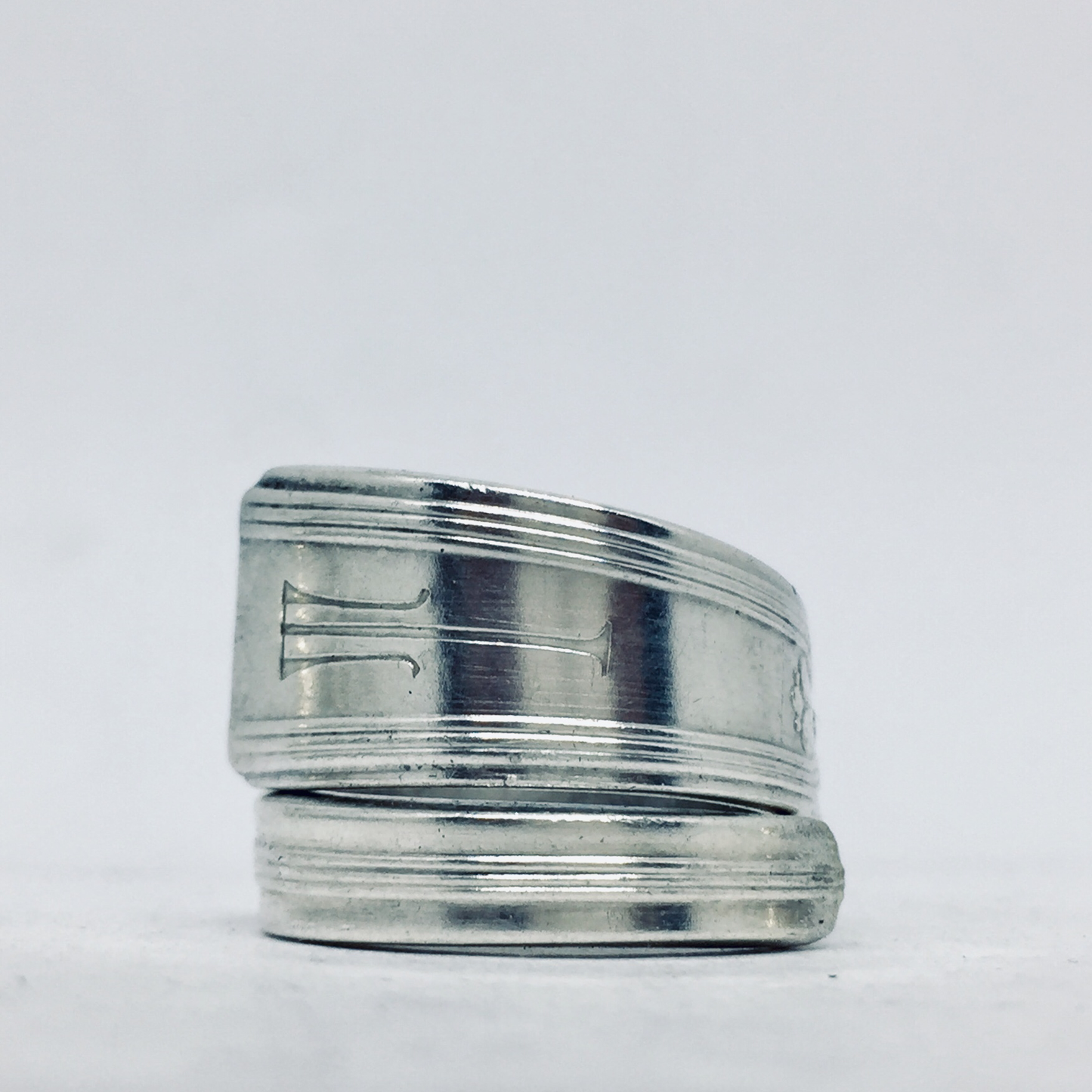 Anello Artigianale con Iniziale T
