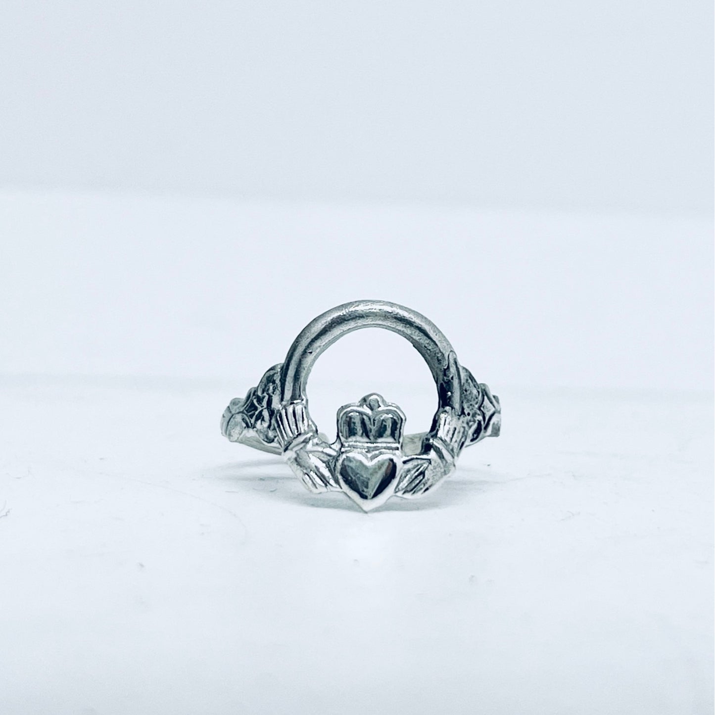 Anello Artigianale CLADDAGH Mod. SPILLA Realizzato con Antica spilla in Argento (Prima Metà del ’900)