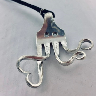Pendente Artigianale Mod. POLPO INNAMORATO Realizzato con Antica Posata in Argento (Prima Metà del ’900)