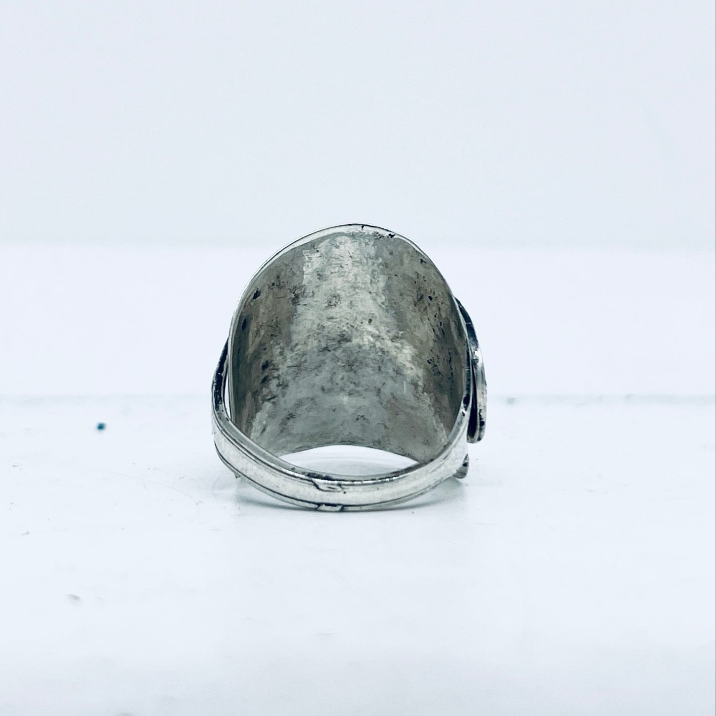 Anello Artigianale MARTELLATO Mod. INTERO Realizzato con intero Antico Cucchiaino in Argento (Prima Metà del ’900)