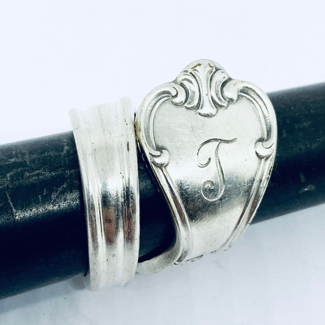 Anello Artigianale con Iniziale I