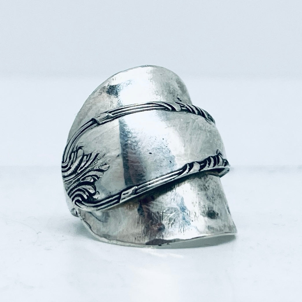 Anello Artigianale MARTELLATO Mod. INTERO Realizzato con intero Antico Cucchiaino in Argento (Prima Metà del ’900)