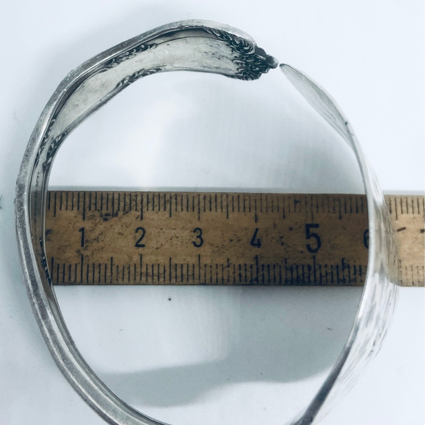 Bracciale Artigianale MARTELLATO Mod. CUCCHIAIO Realizzato con Antica posata in Argento (Prima Metà del ’900)