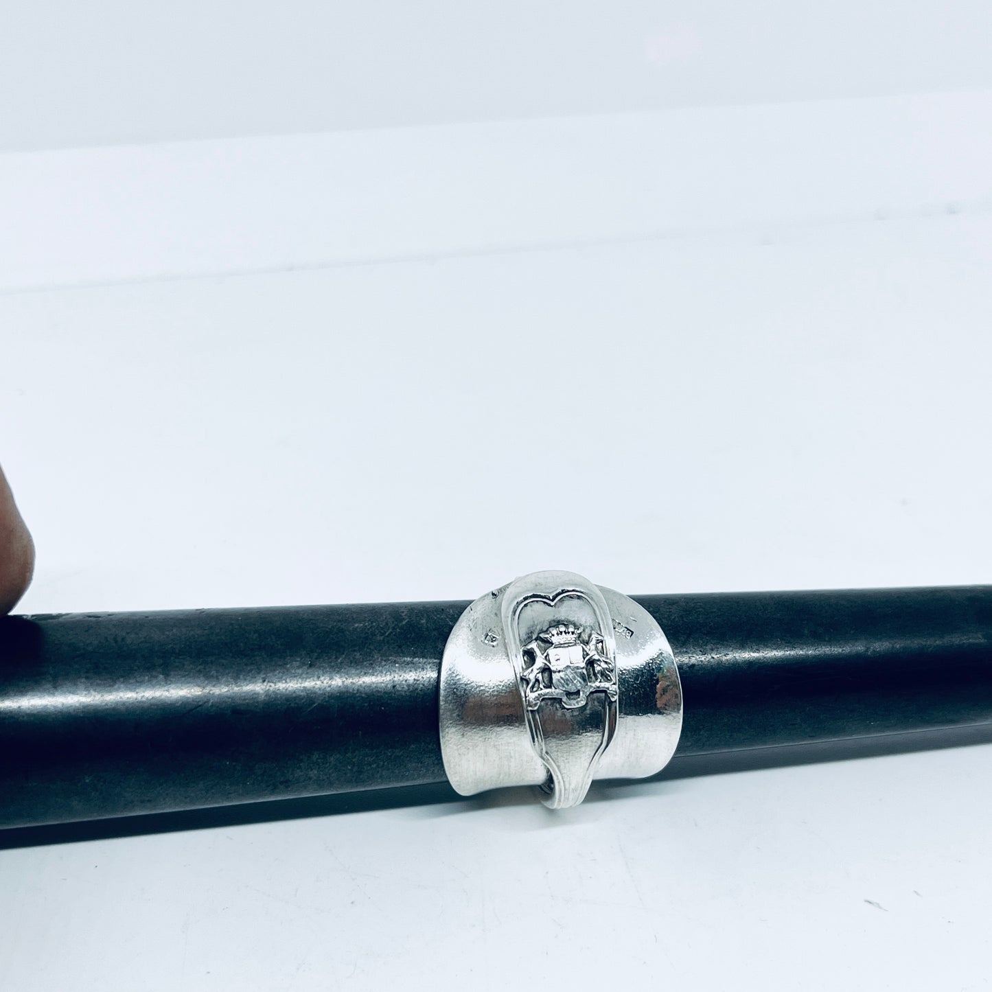 Anello Artigianale STEMMA Mod. INTERO Realizzato con intero Antico Cucchiaino in Argento (Prima Metà del ’900)