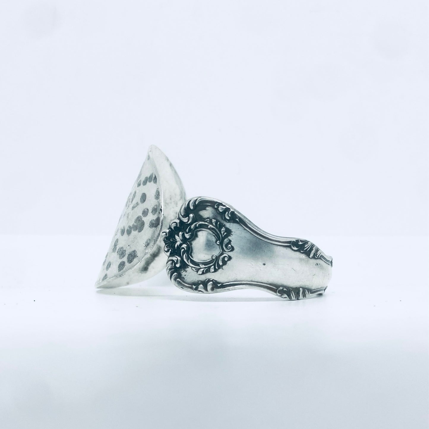 Bracciale Artigianale MARTELLATO Mod. CUCCHIAIO Realizzato con Antica posata in Argento (Prima Metà del ’900)