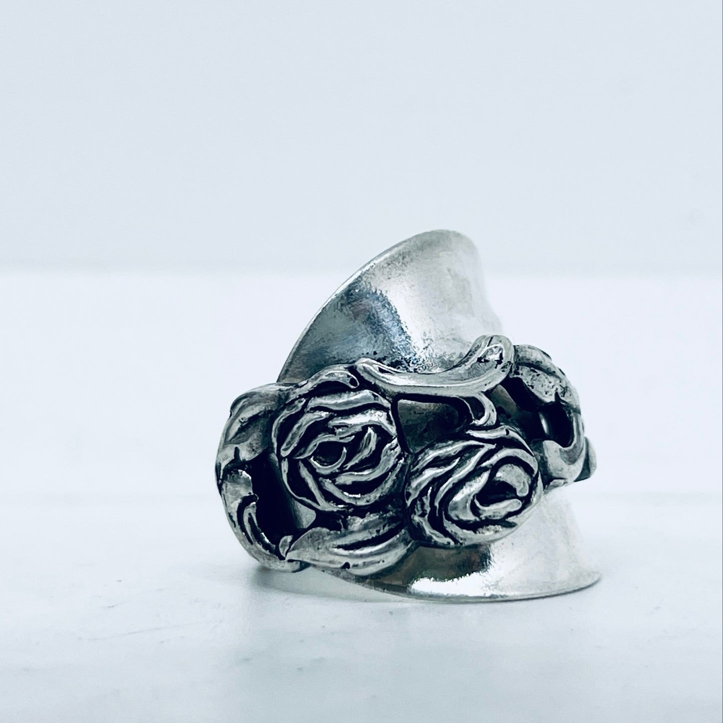Anello Artigianale ROSE TRAFORATE Mod. INTERO Realizzato con intero Antico Cucchiaino in Argento (Prima Metà del ’900)