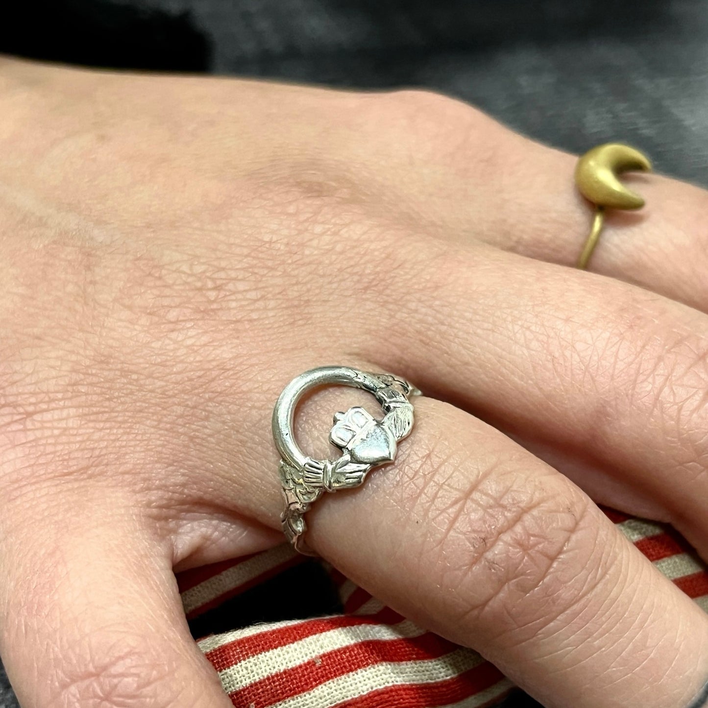 Anello Artigianale CLADDAGH Mod. SPILLA Realizzato con Antica spilla in Argento (Prima Metà del ’900)