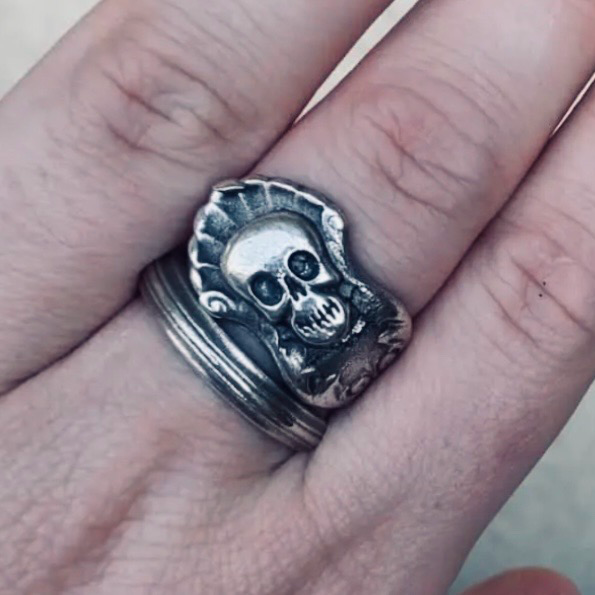 Anello Artigianale TESCHIO PIRATA Mod. SPIRALE Realizzato con Antica posata in Argento (Prima Metà del ’900)