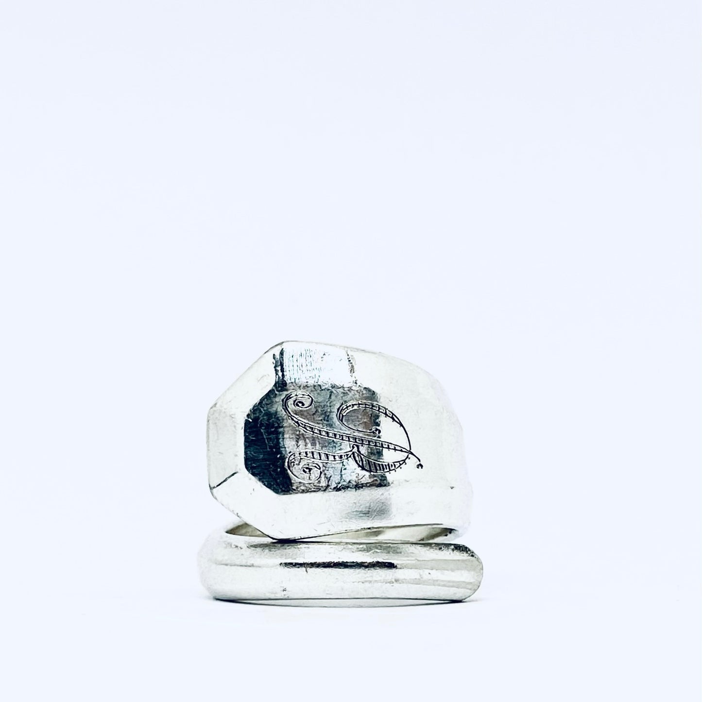Anello Artigianale con Iniziale R