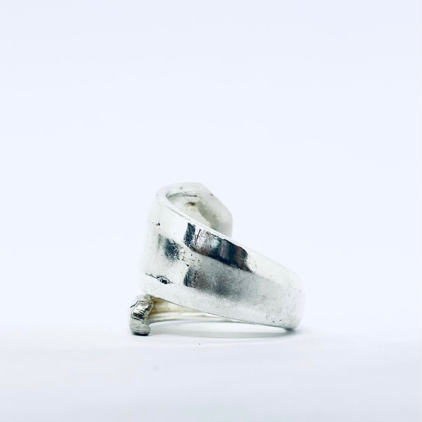 Anello Artigianale con Iniziale L