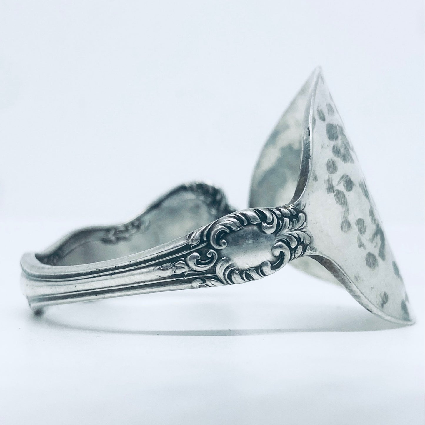 Bracciale Artigianale MARTELLATO Mod. CUCCHIAIO Realizzato con Antica posata in Argento (Prima Metà del ’900)