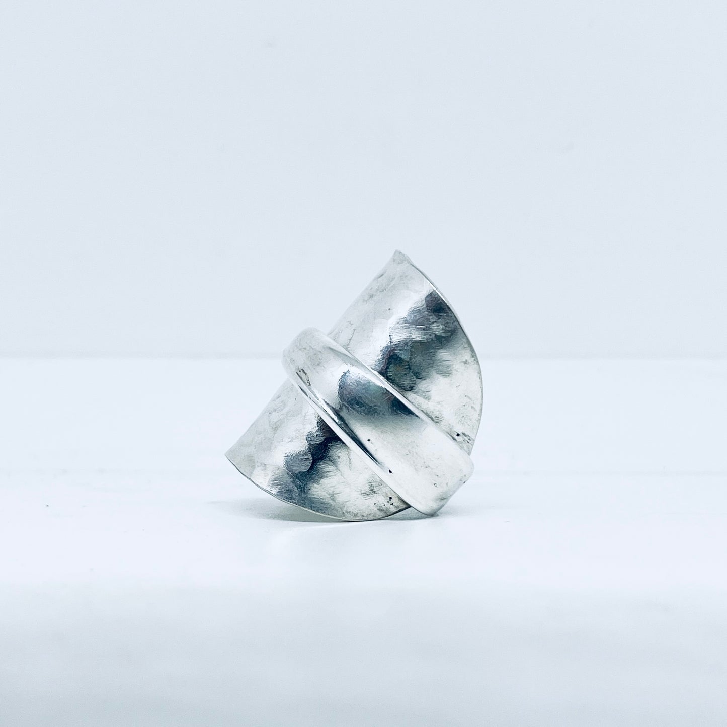 Anello Artigianale Mod. INTERO MARTELLATO Realizzato con intero Antico Cucchiaino in Argento (Prima Metà del ’900)