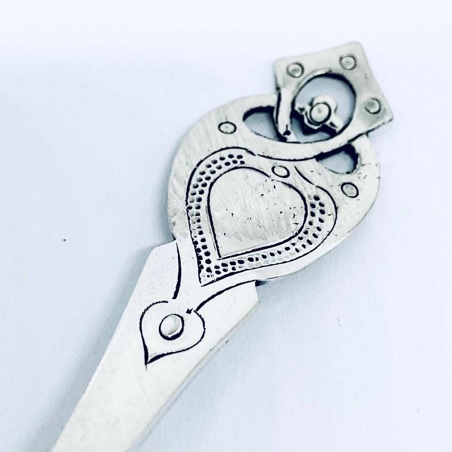 Anello Artigianale REGNO UNITO Mod. INTERO Realizzato con intero Antico Cucchiaino in Argento (Prima Metà del ’900)