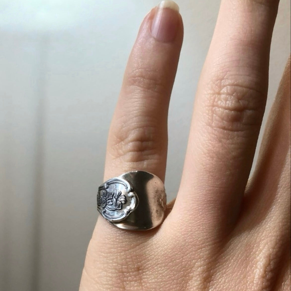Anello Artigianale YUCCA Mod. INTERO Realizzato con intero Antico Cucchiaino in Argento (Prima Metà del ’900)
