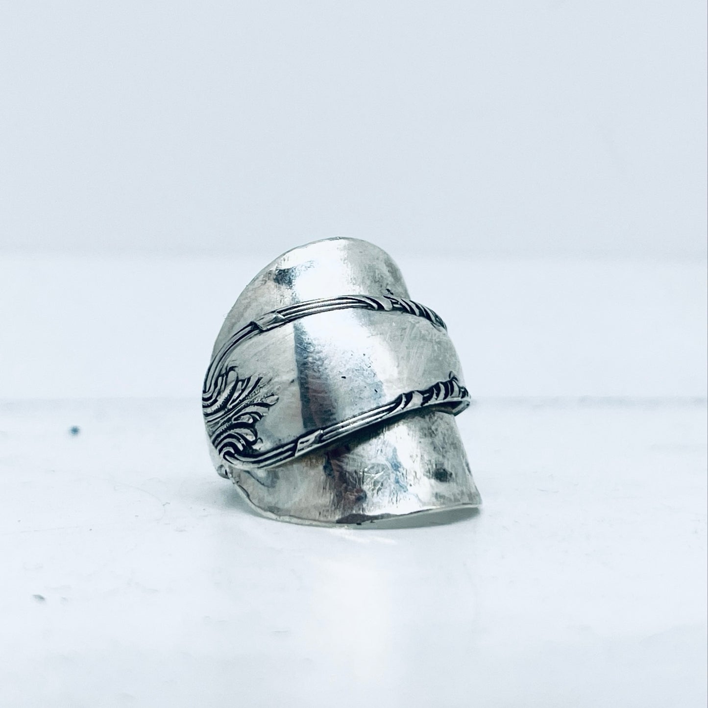 Anello Artigianale MARTELLATO Mod. INTERO Realizzato con intero Antico Cucchiaino in Argento (Prima Metà del ’900)