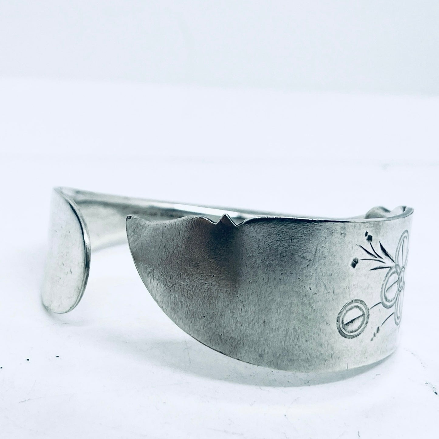 Bracciale Artigianale Mod. MASTER BUTTER KNIFE Realizzato con Antica posata in Argento (Prima Metà del ’900)