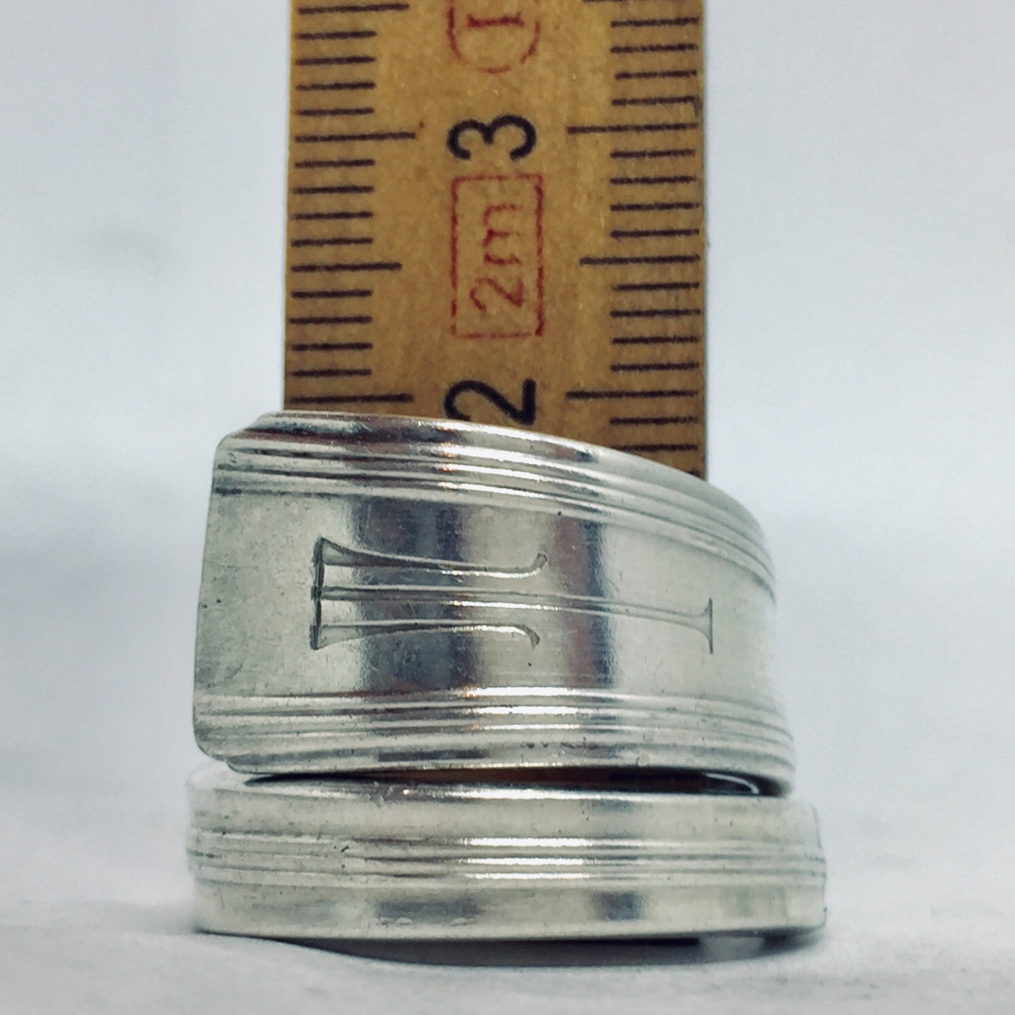 Anello Artigianale con Iniziale T