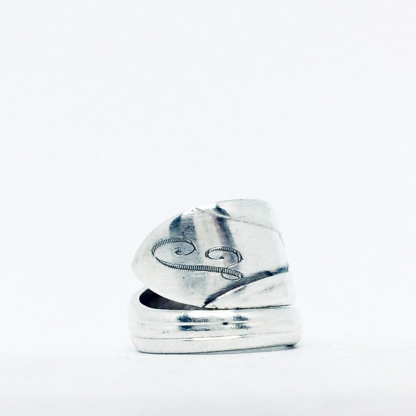 Anello Artigianale con Iniziale I