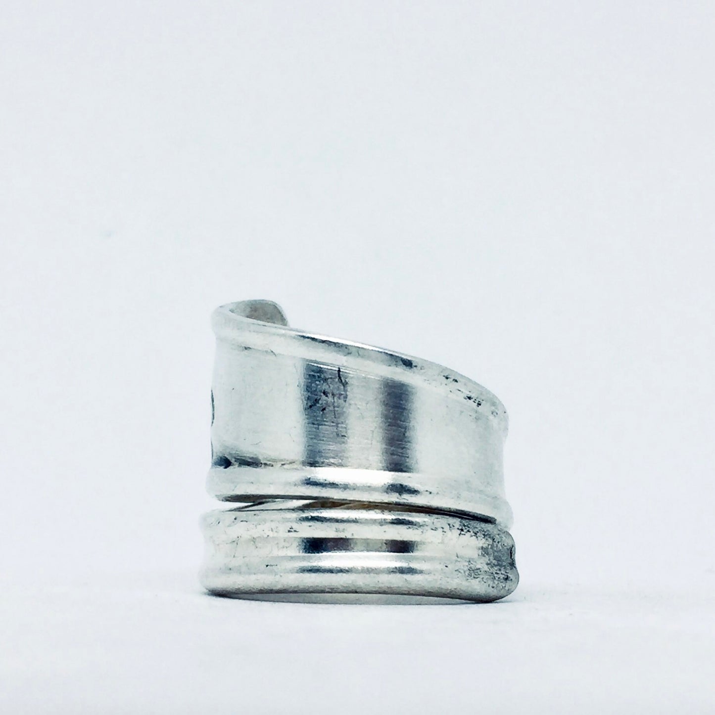 Anello Artigianale con Iniziale I