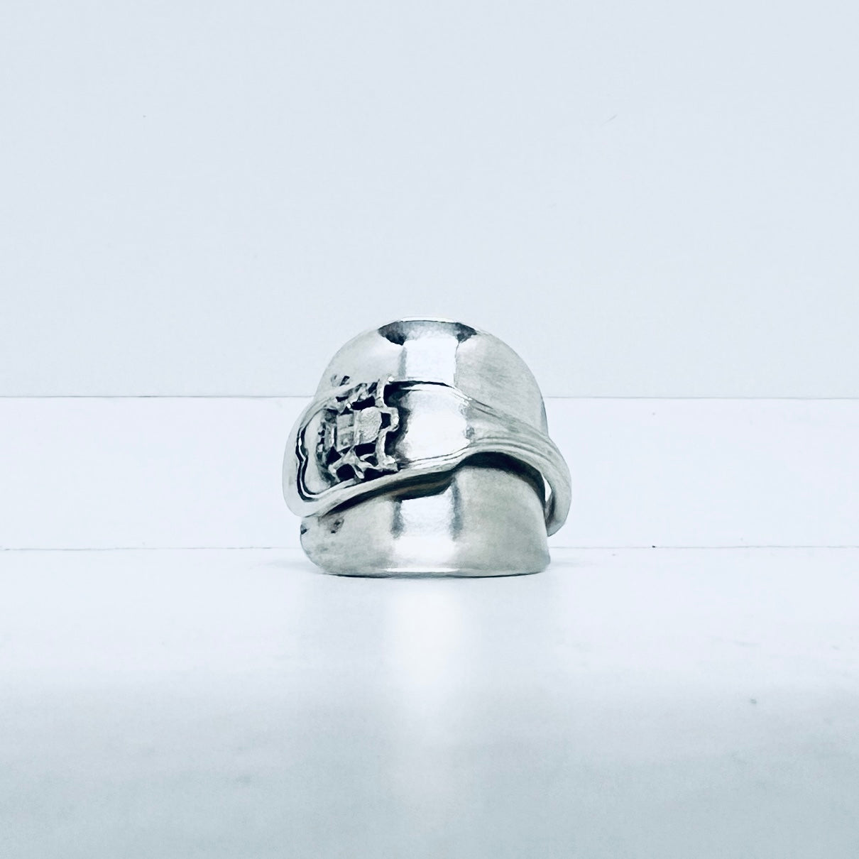 Anello Artigianale STEMMA Mod. INTERO Realizzato con intero Antico Cucchiaino in Argento (Prima Metà del ’900)