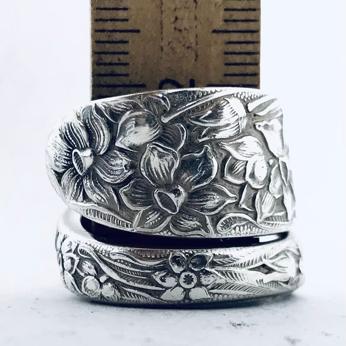 Anello Artigianale TEMPESTA DI NARCISI Mod. SPIRALE Realizzato con Antica posata in Argento (Prima Metà del ’900)