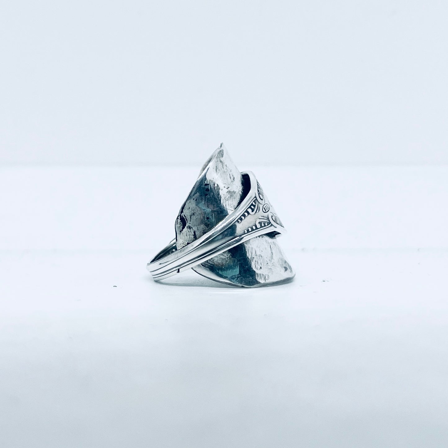 Anello Artigianale Mod. INTERO MARTELLATO Realizzato con intero Antico Cucchiaino in Argento (Prima Metà del ’900)