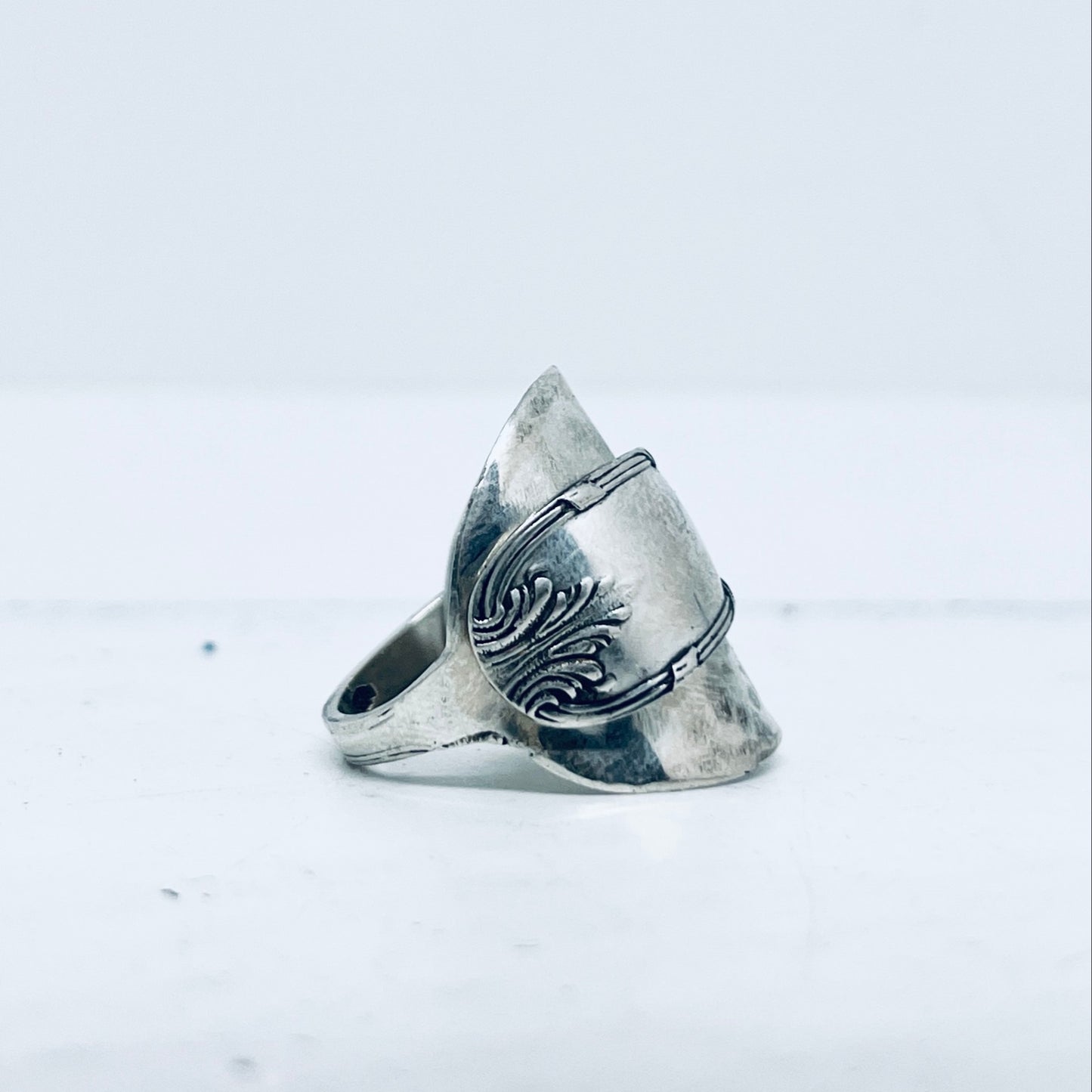 Anello Artigianale MARTELLATO Mod. INTERO Realizzato con intero Antico Cucchiaino in Argento (Prima Metà del ’900)