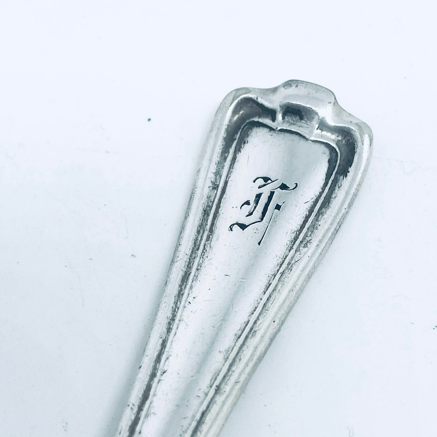 Anello Artigianale con Iniziale F