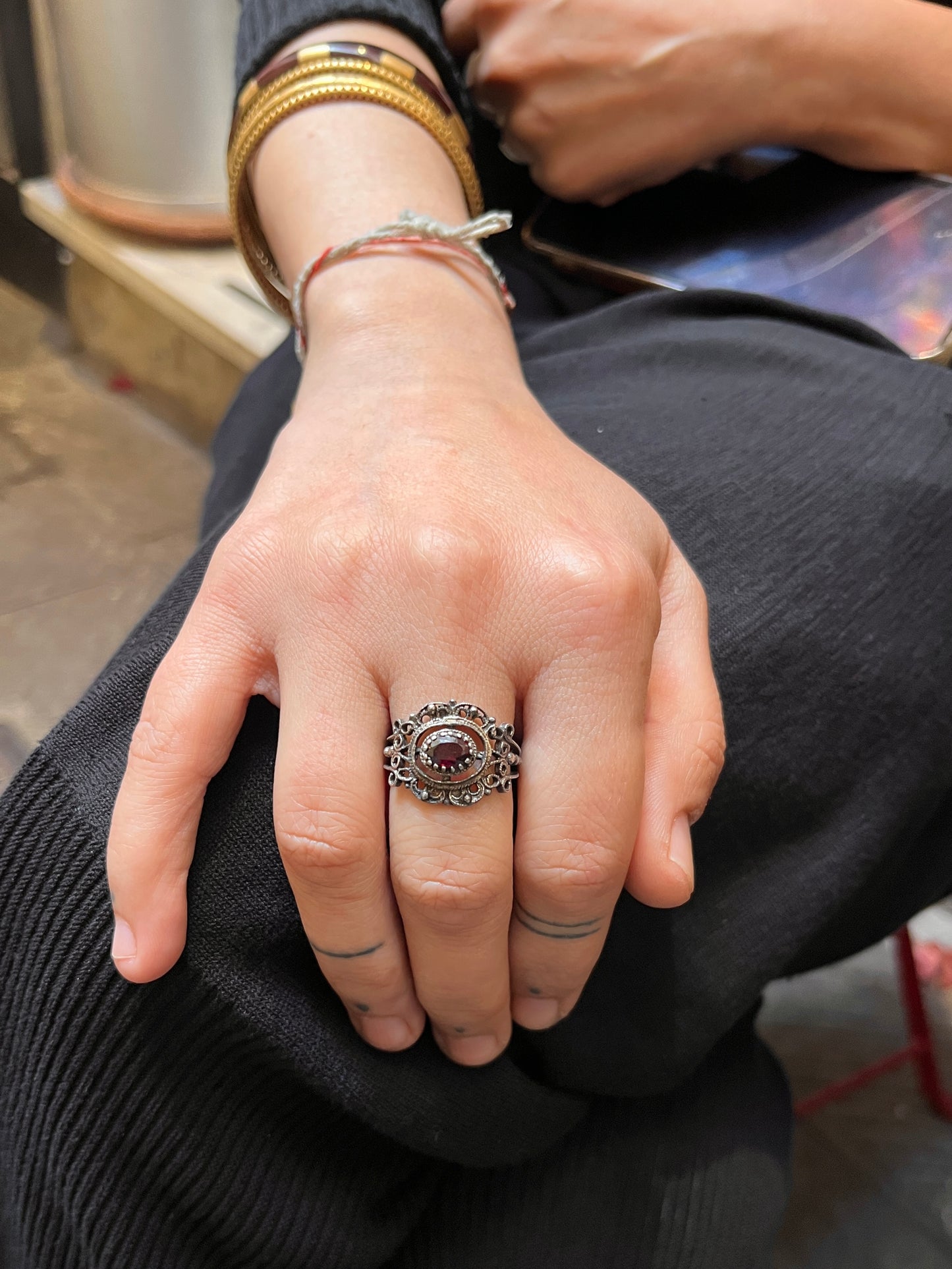 Anello Artigianale SPILLA VELLUTO Mod. SPILLA ARG 835 e GRANATO Realizzato con Antica spilla in Argento (Prima Metà del ’900