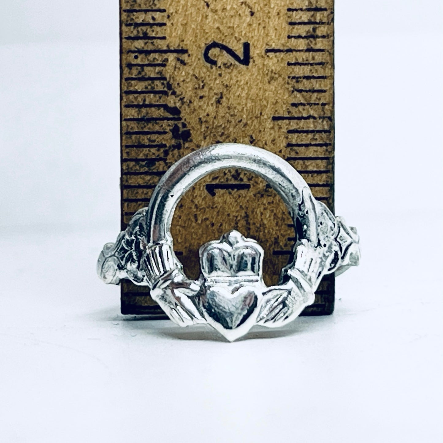 Anello Artigianale CLADDAGH Mod. SPILLA Realizzato con Antica spilla in Argento (Prima Metà del ’900)