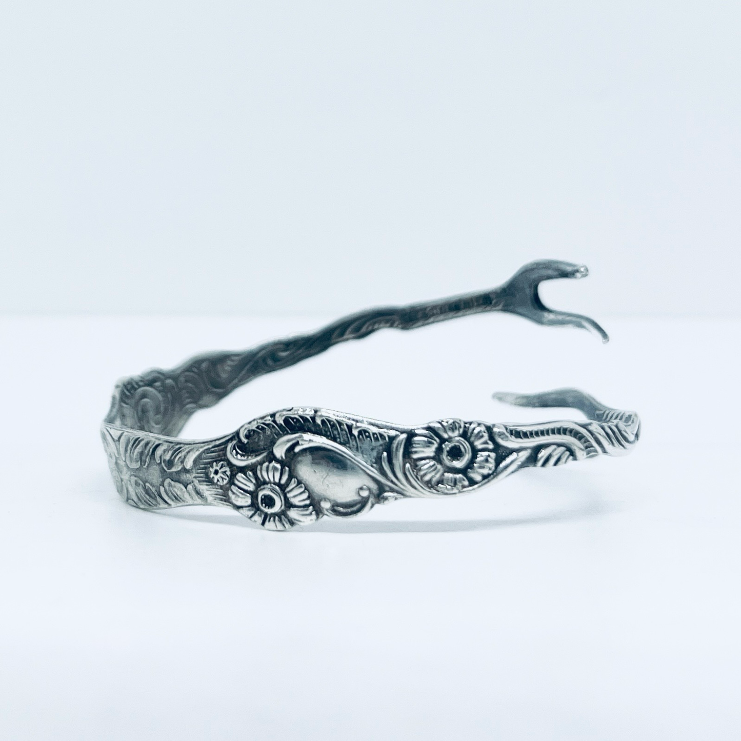 Bracciale Artigianale Mod. PINZETTA ZUCCHERO  Realizzato con Antica posata in Argento (Prima Metà del ’900)