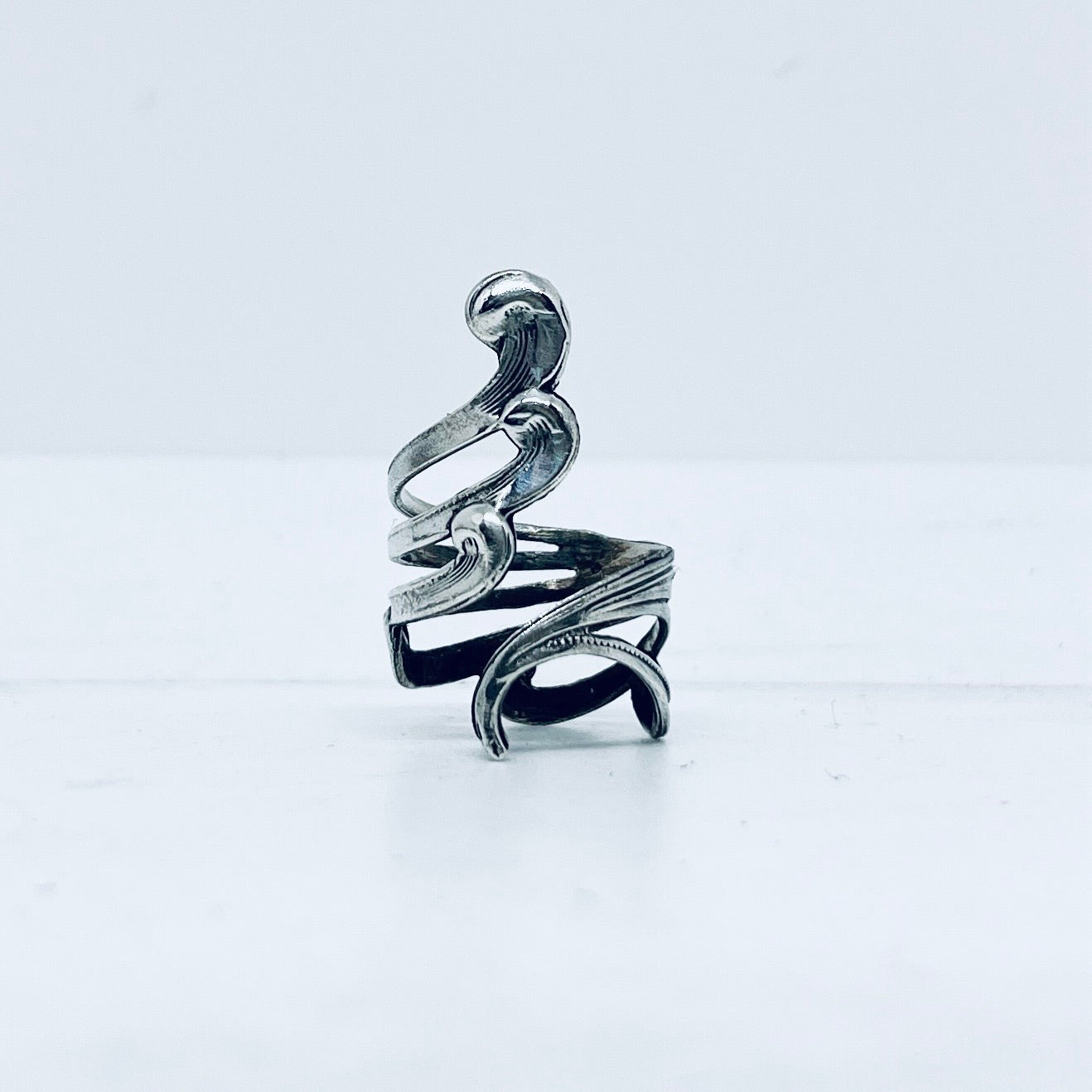 Anello Artigianale ONDA LIBERTY Mod. SPILLA Realizzato con Antica spilla in Argento (Prima Metà del ’900)