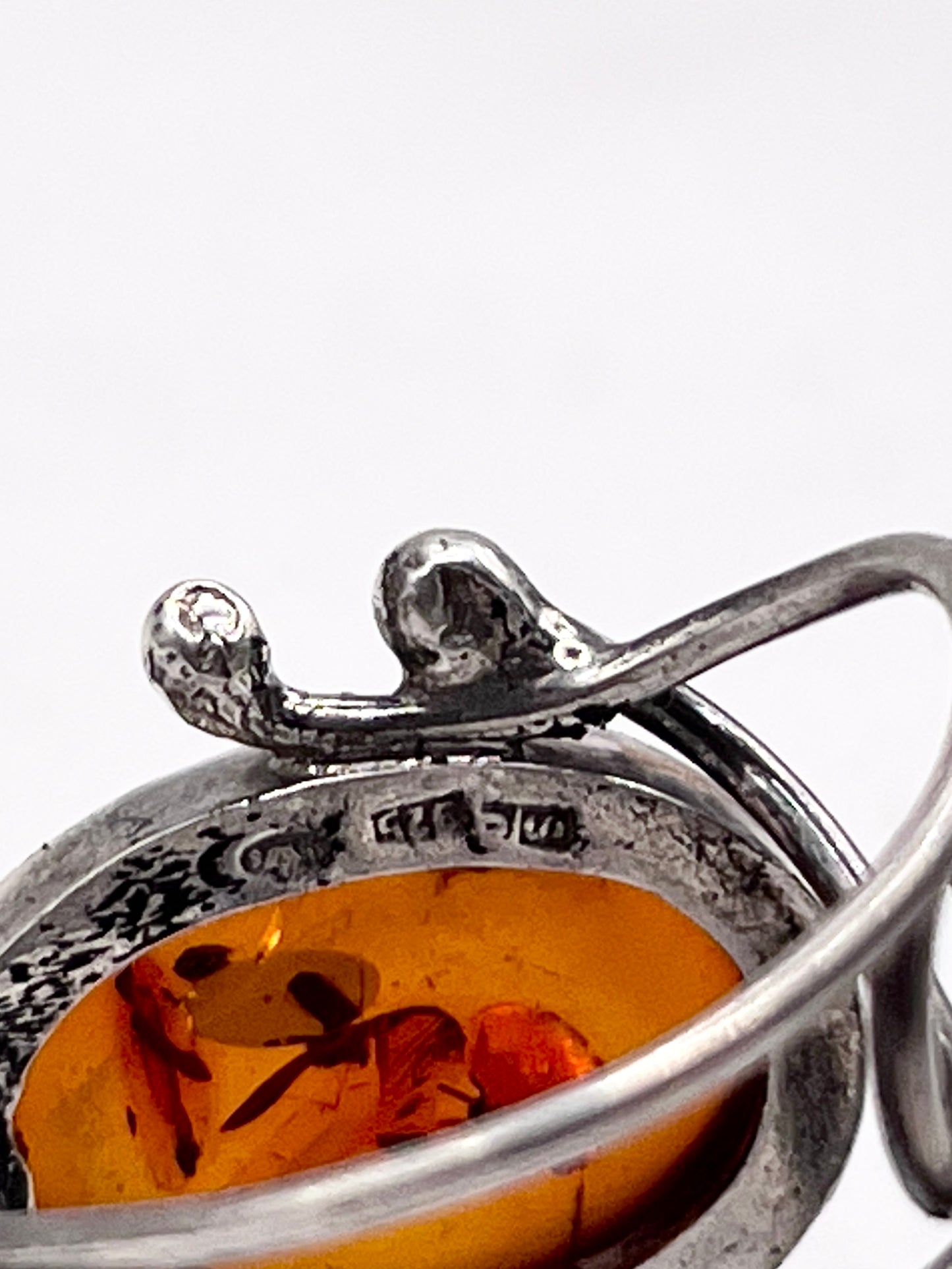 Anello Artigianale MIELE JURASSICO Mod. SPILLA con AMBRA Realizzato con Antica spilla in Argento (Prima Metà del ’900)