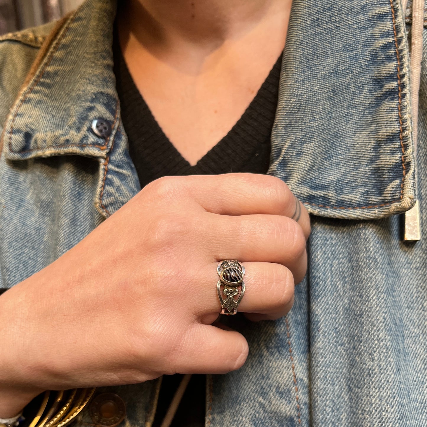 Anello Artigianale ZEBRA STONE Mod. SPILLA Realizzato con Antica spilla in Argento (Prima Metà del ’900)
