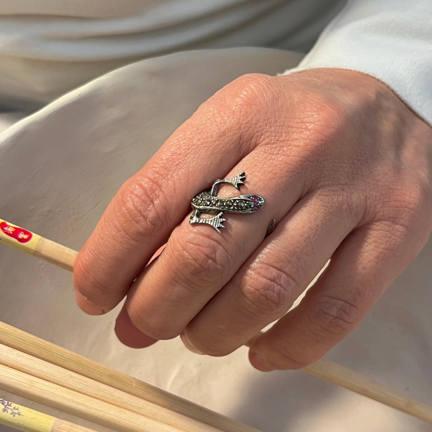 Anello Artigianale GECO RUBINI Mod. SPILLA Realizzato con Antica spilla in Argento e Marcasiti (Prima Metà del ’900)