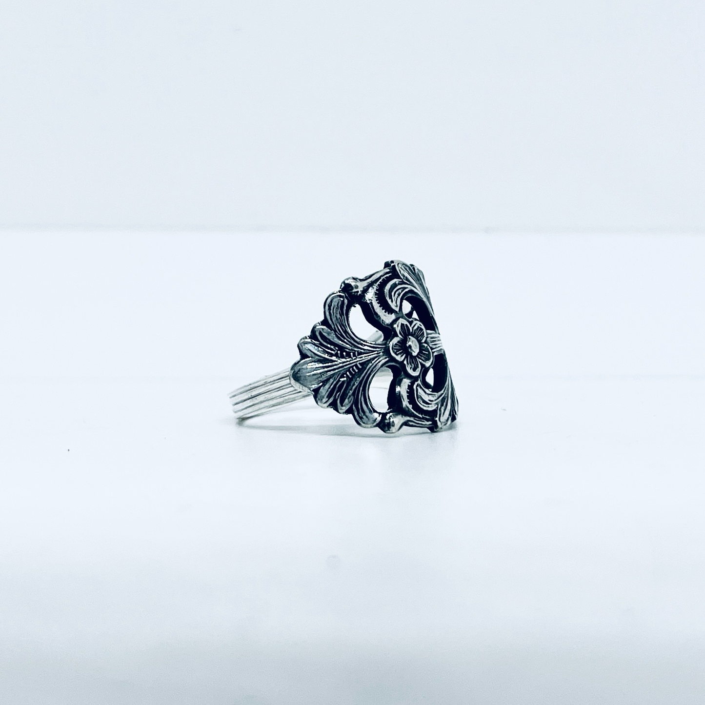 Anello Artigianale NONTISCORDARDIMÉ Mod. CLASSICO TRAFORATO Realizzato con Antica posata in Argento (Prima Metà del ’900)