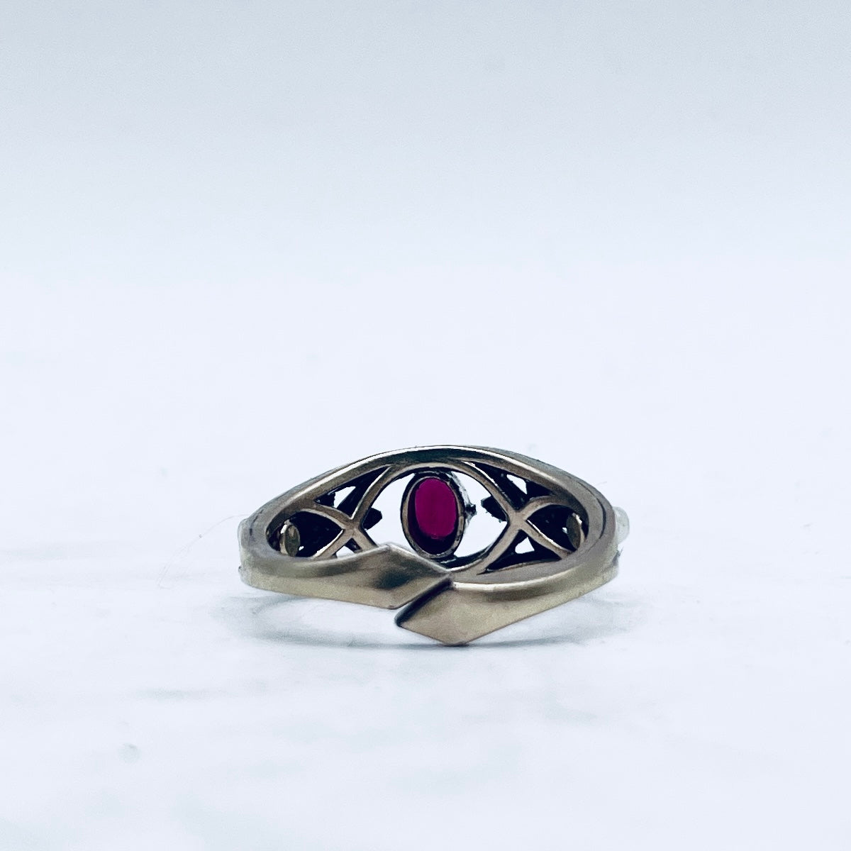 Anello Artigianale GRANATO 01 Mod. SPILLA Realizzato con Antica spilla in Argento (Prima Metà del ’900)