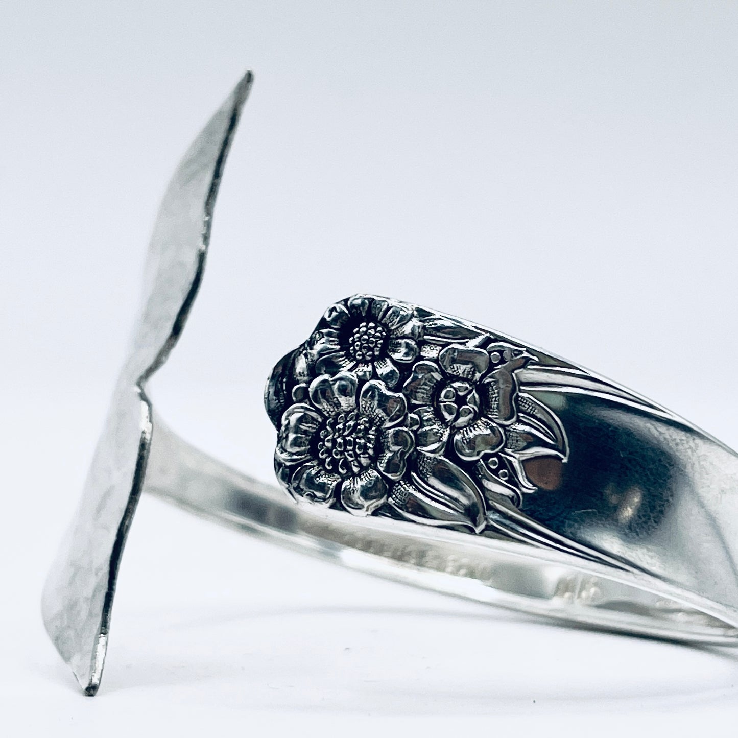 Bracciale Artigianale GIRASOLI  Mod. CODA MARTELLATA  Realizzato con Antica posata in Argento (Prima Metà del ’900)
