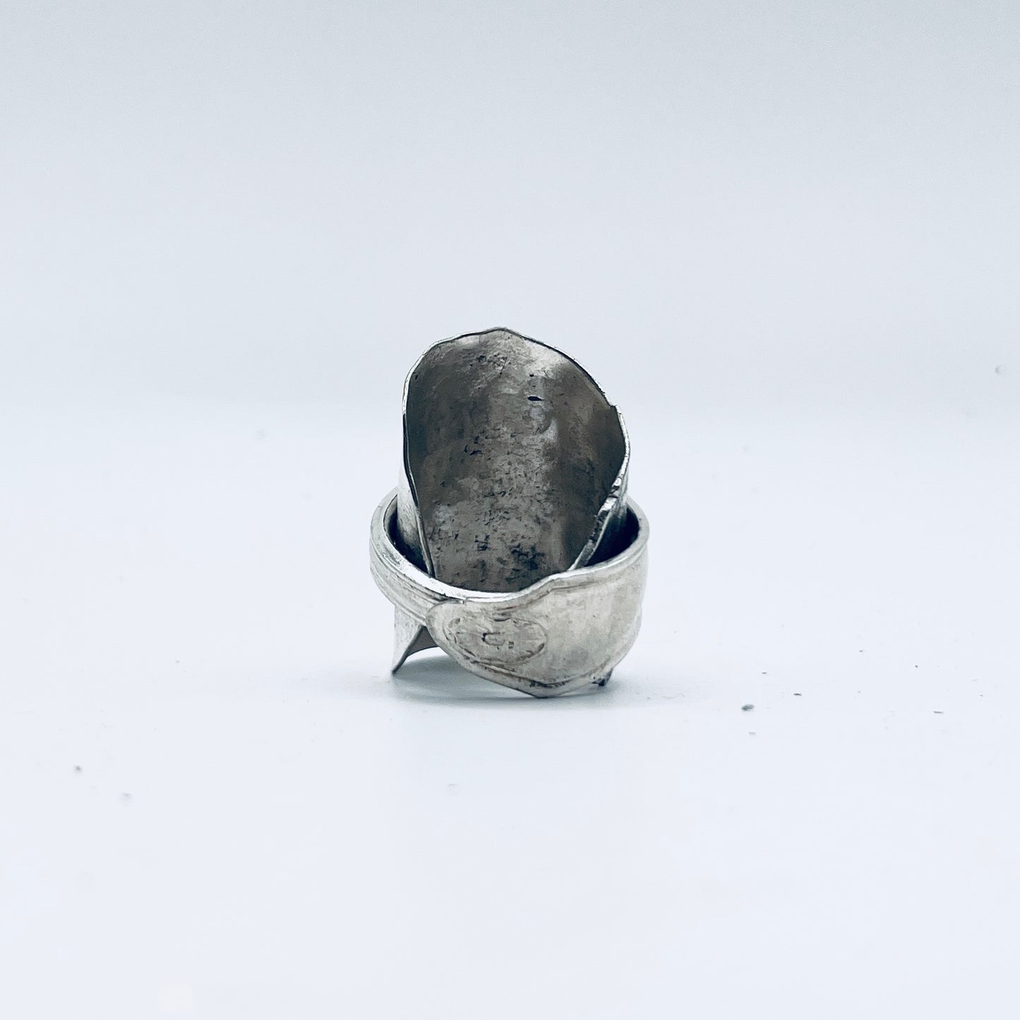 Anello Artigianale Mod. INTERO  MARTELLATO Realizzato con intero Antico Cucchiaino in Argento (Prima Metà del ’900)