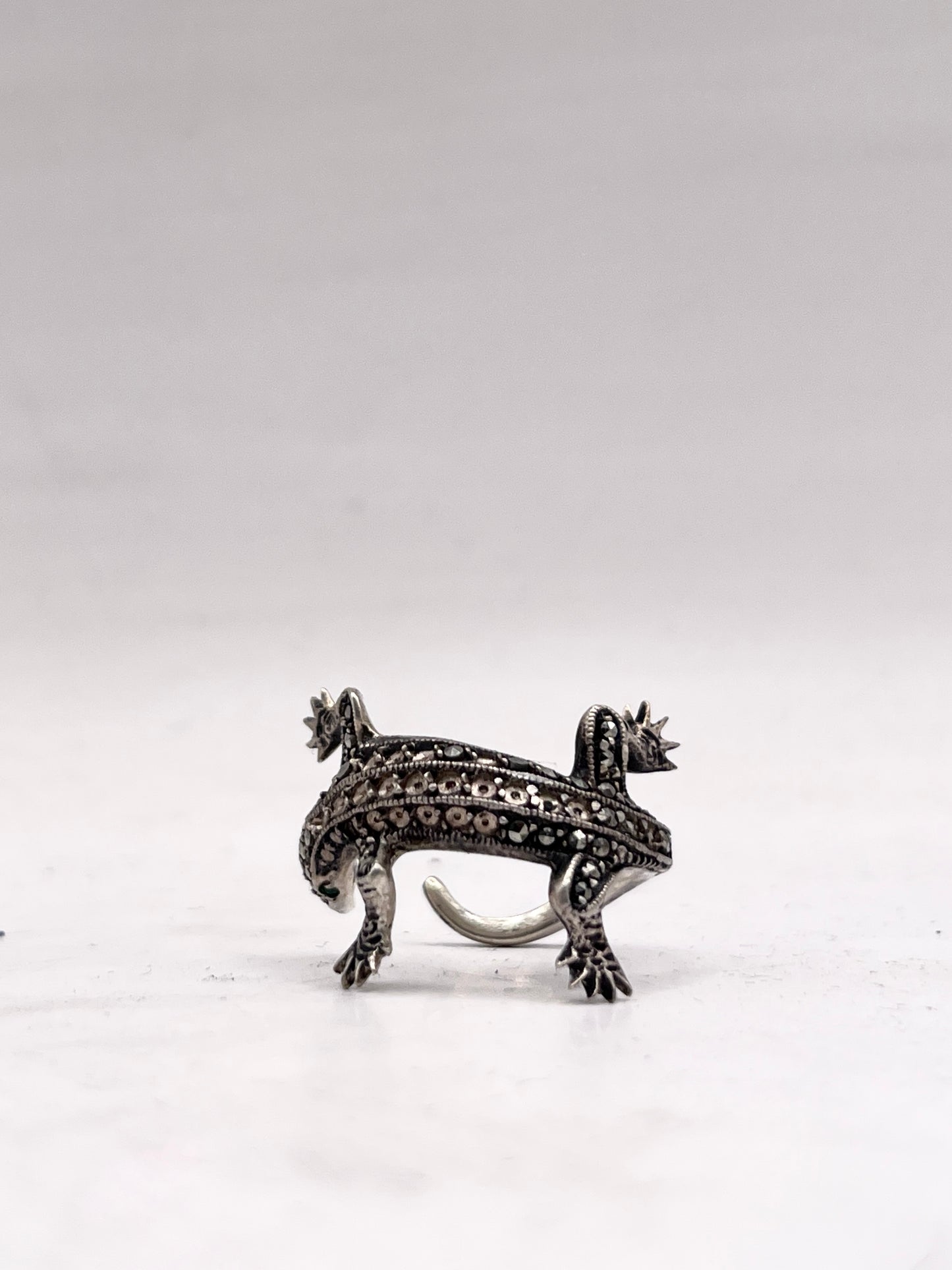 Anello Artigianale SPILLA GECKO Mod. SPILLA CON MARCASSITI Realizzato con Antica spilla in Argento (Prima Metà del ’900)