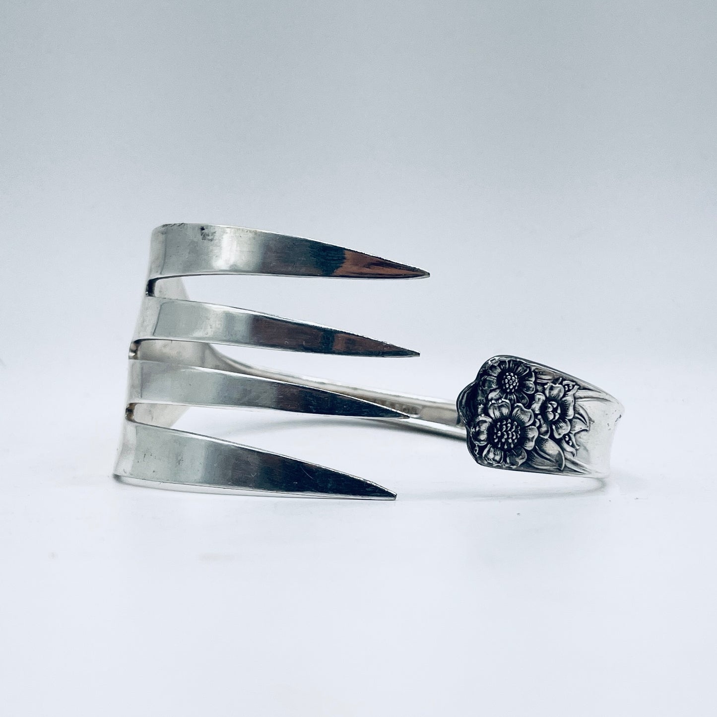 Bracciale Artigianale Mod. FORCHETTONE  GIRASOLE Realizzato con Antica posata in lega d’argento (Prima Metà del ’900)
