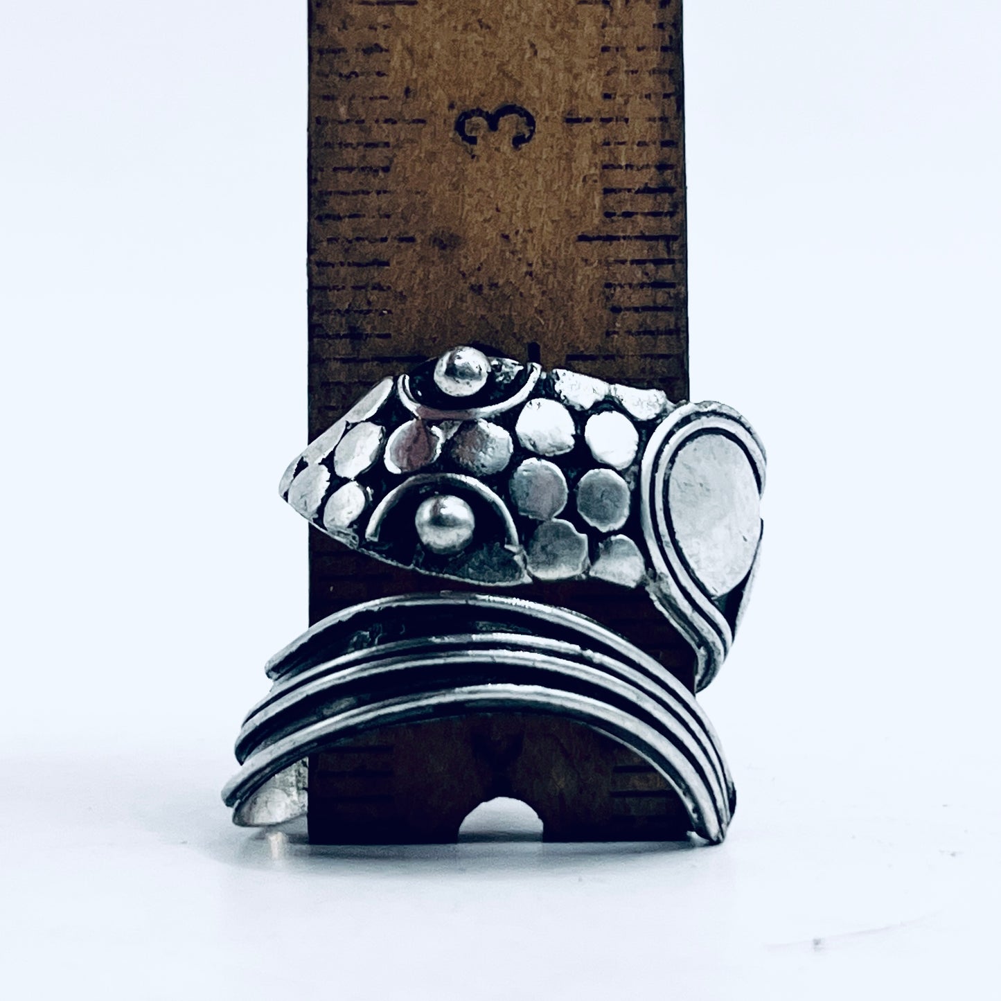 Anello Artigianale da SERPENTE COSMICO Mod. SPILLA Realizzato con Antica spilla in Argento (Prima Metà del ’900)