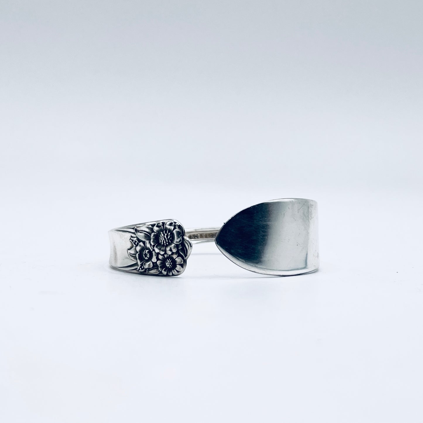 Bracciale Artigianale GIRASOLI Mod. MASTER BUTTER KNIFE  Realizzato con Antica posata in Argento (Prima Metà del ’900)
