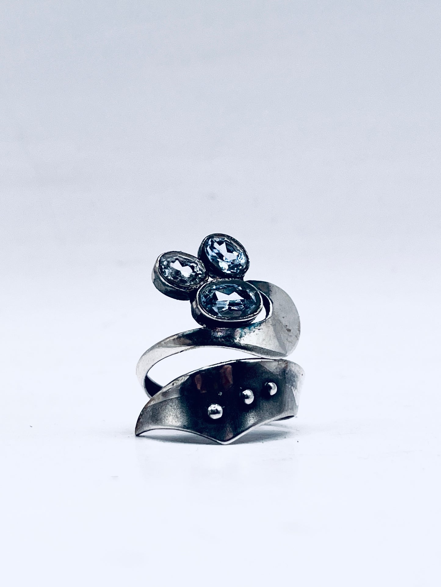 Anello Artigianale SPILLA TRIADE Mod. SPILLA ZIRCONI Realizzato con Antica spilla in Argento (Prima Metà del ’900)