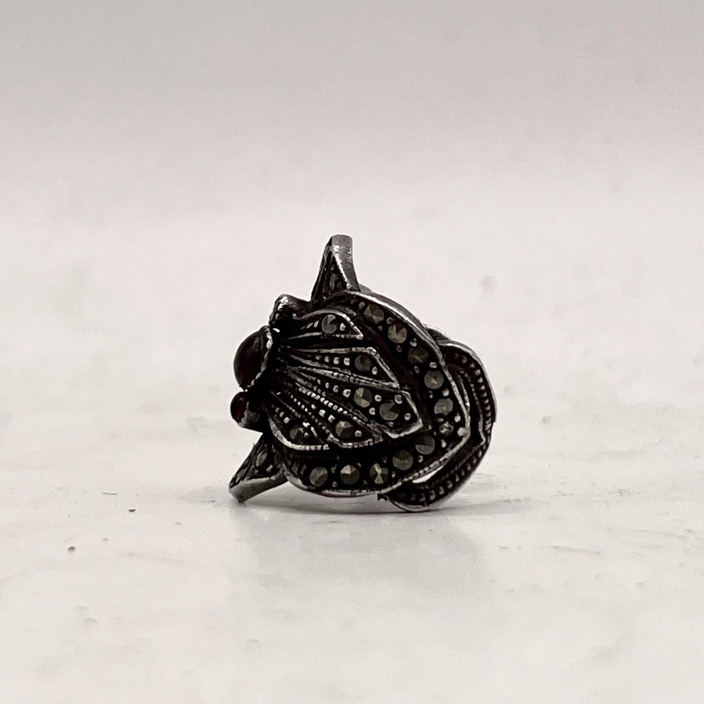 Anello Artigianale GRANATO Mod. SPILLA Realizzato con Antica spilla in Argento (Prima Metà del ’900)