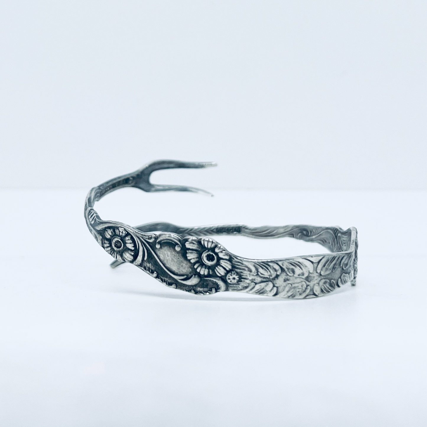 Bracciale Artigianale Mod. PINZETTA ZUCCHERO  Realizzato con Antica posata in Argento (Prima Metà del ’900)